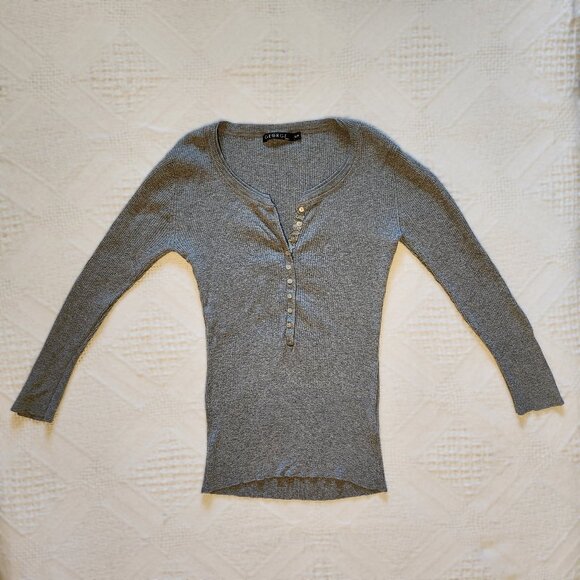 Grey undershirt styled shirt with 3/4 length sleeves - Picture 1 of 8
